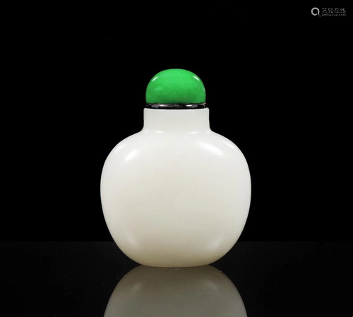 A FINE CHINESE JADE SNUFF BOTTLE