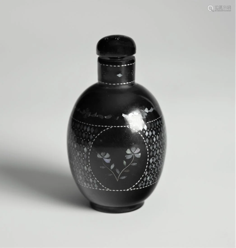 ONE CHINESE LACQUED SNUFF BOTTLE