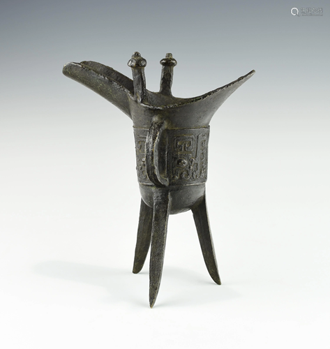 A CHINESE BRONZE RITUAL WINE VESSEL JUE