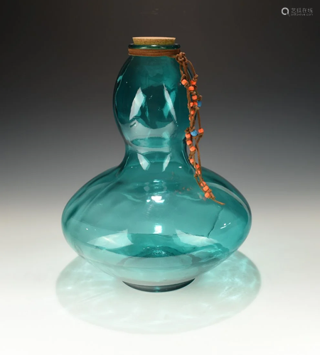 A LARGE TURQOISE BLUE GOURD SHAPED GLASS VASE