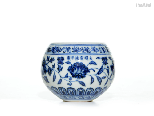 A CHINESE BLUE AND WHITE PORCELAIN POT