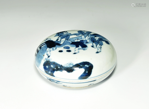 A CHINESE BLUE AND WHITE COVERED BOX