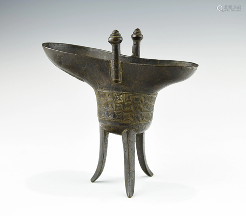 A DATED CHINESE BRONZE RITUAL WINE VESSEL JUE