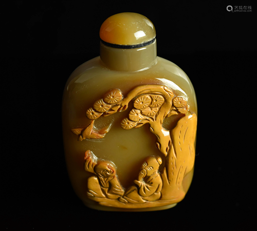 ONE CHINESE CARVED AGATE SNUFF BOTTLE