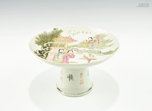 A CHINESE FAMILLE ROSE PEDESTAL DISH