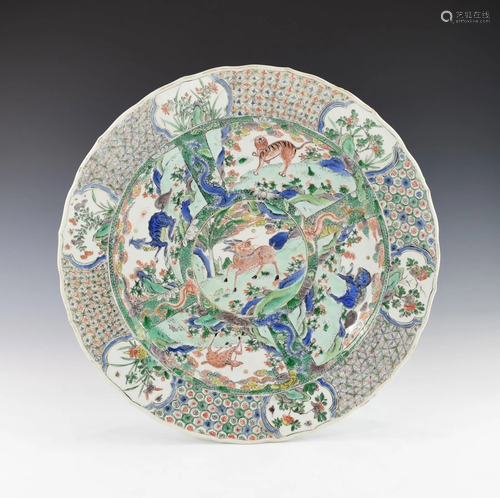 A CHINESE FAMILLE VERTE LARGE PLATE WITH BARBED RIM