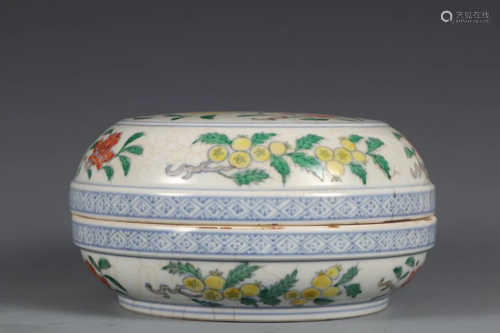 A DOUCAI ROUND LIDDED BOX.