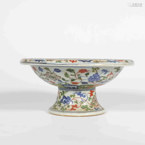 A WUCAI FLORAL PORCELAIN STEM PLATE