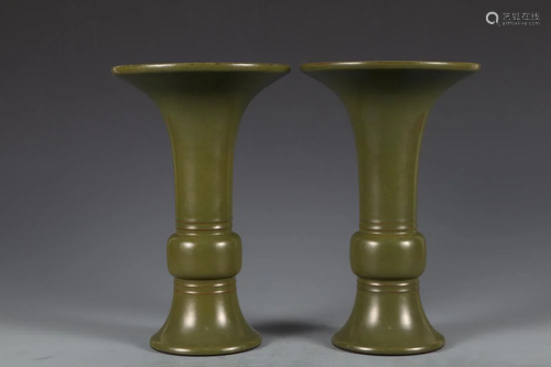 A PAIR OF TEA-DUST GLAZED GU VASES