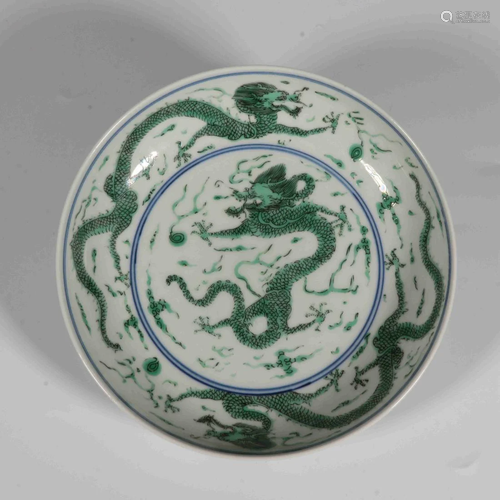 A BLUE & WHITE GREEN GLAZED DRAGON PLATE