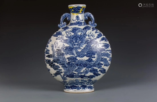 A BLUE AND WHITE DRAGON MOONFLASK VASE