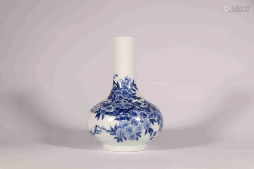 A BLUE AND WHITE WATER-CHESTNUT VASE