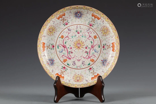 A FAMILLE ROSE FLORAL PORCELAIN PLATE