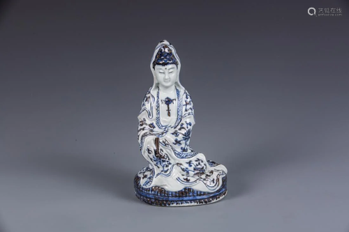 A BLUE AND WHITE PORCELAIN FIGURINE OF GUANYIN