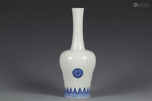 A BLUE AND WHITE PORCELAIN MALLET VASE