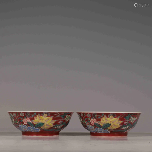 A PAIR OF FAMILLE ROSE 'FRUITS & FLOWERS' BOWLS