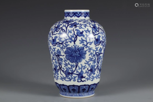 A BLUE AND WHITE INTERLOCK FLOWERS VASE