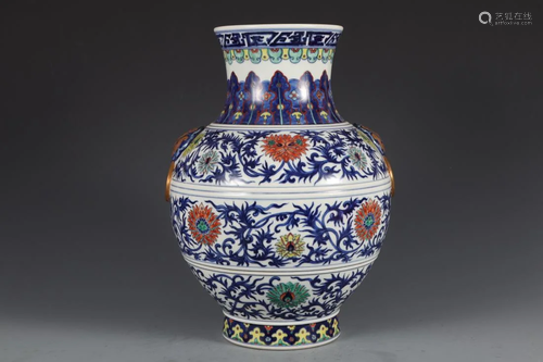 A BLUE & WHITE DOUCAI PORCELAIN VASE