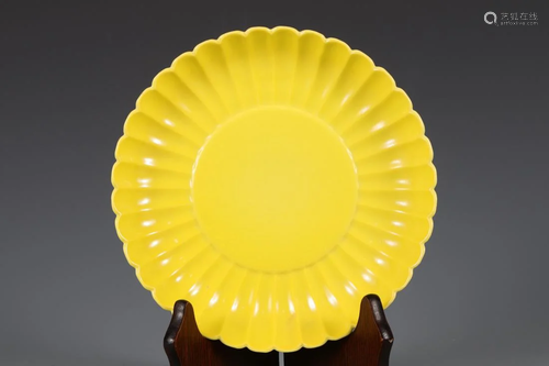 A JAUNE GLAZED MALLOW-PETAL PORCELAIN PLATE