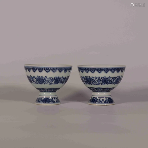 A PAIR OF BLUE AND WHITE FLORAL STEM CUPS