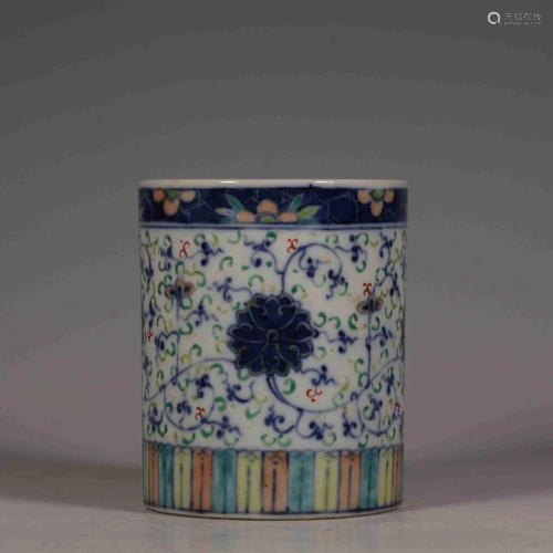 A DOUCAI FLORAL PORCELAIN BRUSH POT