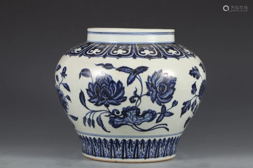 A BLUE AND WHITE FLORAL PORCELAIN JAR