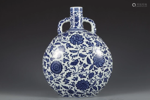 A BLUE AND WHITE FLOWERS MOONFLASK VASE