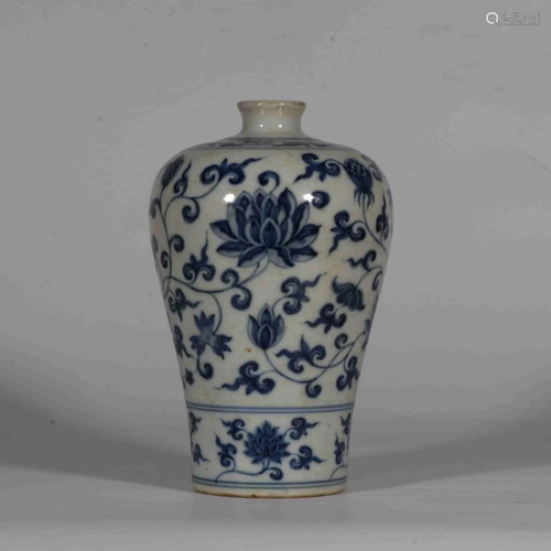 A BLUE AND WHITE INTERLOCK FLOWERS MEIPING VASE