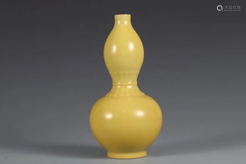 A MONOCHROME JAUNE GLAZED DOUBLE GOURD VASE