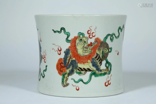 A WUCAI 'LIONS' PORCELAIN BRUSH POT