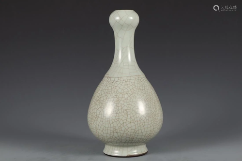 A GUAN-TYPE CRACKLED GARLIC-HEAD BOTTLE VASE