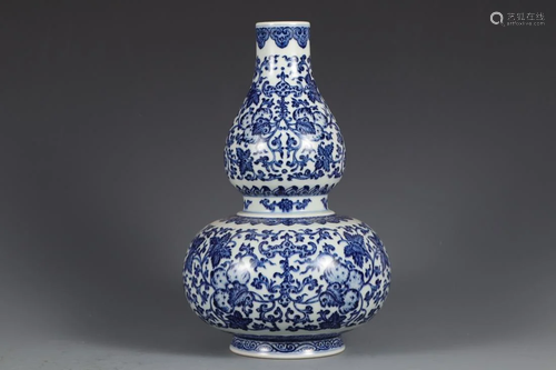 A BLUE & WHITE INTERLOCK FLOWERS DOUBLE GOURD VASE