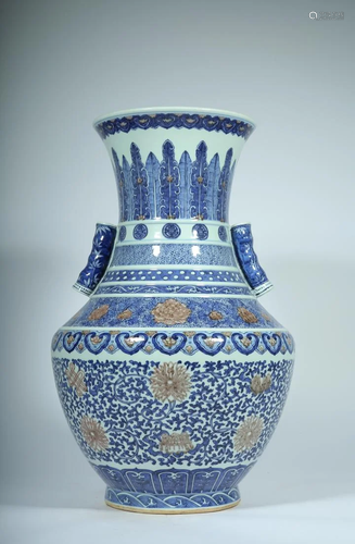 A DOUBLE-EAR BLUE AND WHITE UNDERGLAZE RED VASE