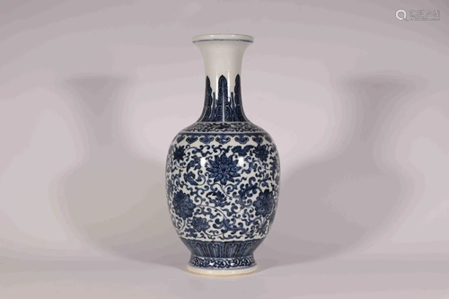 A BLUE AND WHITE INTERLOCK LOTUS PORCELAIN VASE