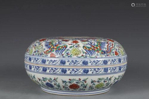 A DOUCAI FLORAL PORCELAIN TRINKET BOX