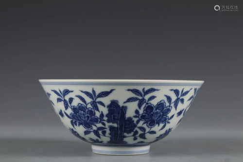 A BLUE AND WHITE FLORAL PORCELAIN BOWL