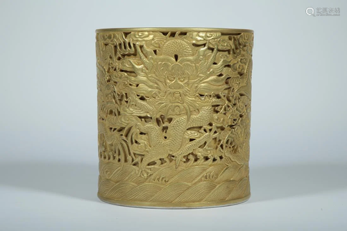 A GOLD-PAINTED DRAGON RELIEFS PORCELAIN BRUSH POT