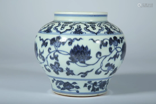 A BLUE AND WHITE INTERLOCK FLOWERS PORCELAIN JAR