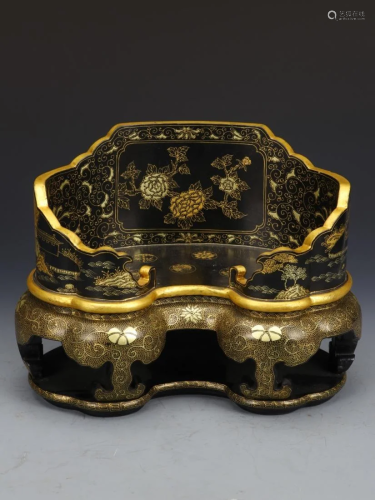 A GOLD-PAINTED BLACK GLAZED PORCELAIN CHAIR