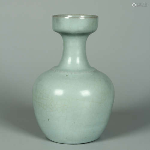 A LONGQUAN CELADON VASE