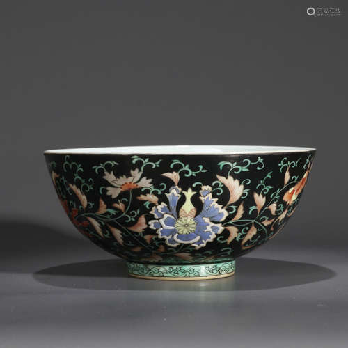 A BLACK-GROUND FAMILLE ROSE FLORAL BOWL