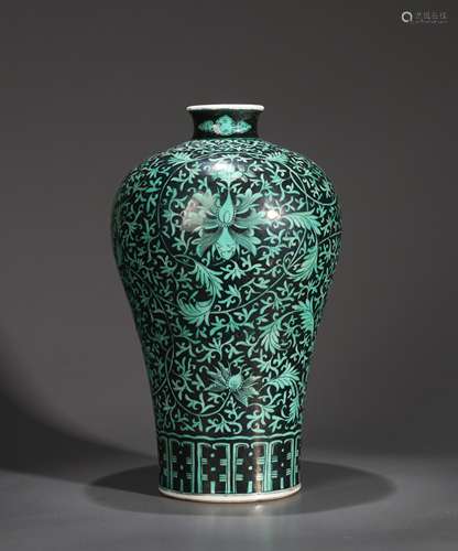 A GREEN-ENAMELED FLORAL MEIPING VASE