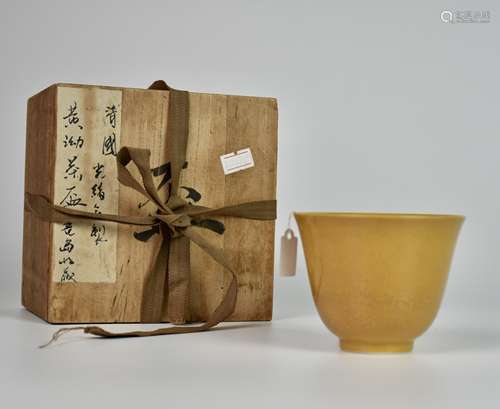 A GUAN-TYPE YELLOW-GLAZED CUP