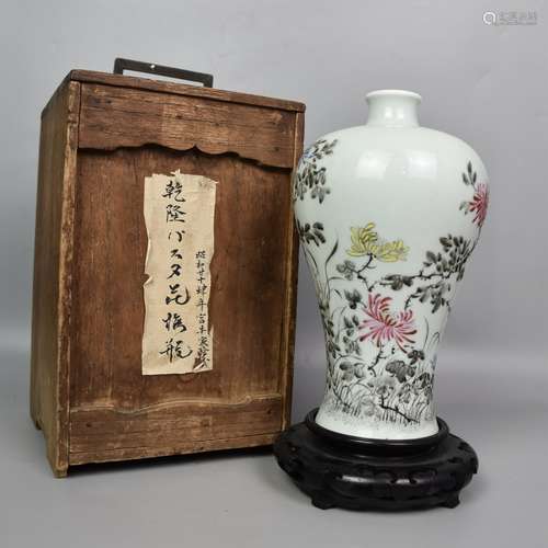 A POLYCHROME-ENAMELED GRISAILLE CHRYSANTHEMUM MEIPING VASE