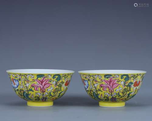 A PAIR OF YELLOW-GROUND FAMILLE ROSE FLORAL BOWLS