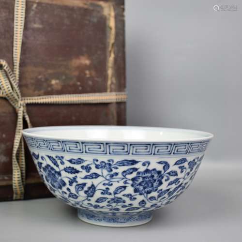 A BLUE AND WHITE INTERLOCKING FLOWERS BOWL