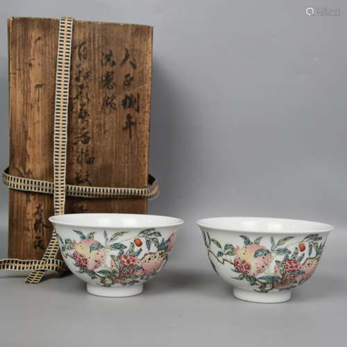 A PAIR OF FAMILLE ROSE PEACHES BOWLS