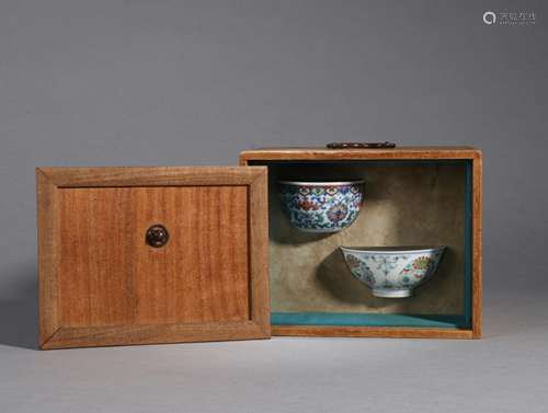 A PAIR OF DOUCAI INTERLOCKING FLOWERS BOWLS