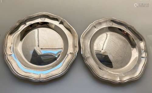 Deux plats ronds formant paire en argent uni 950 millièmes, ...