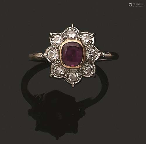 Bague en or gris 750 millièmes ornée d'un rubis de forme cou...